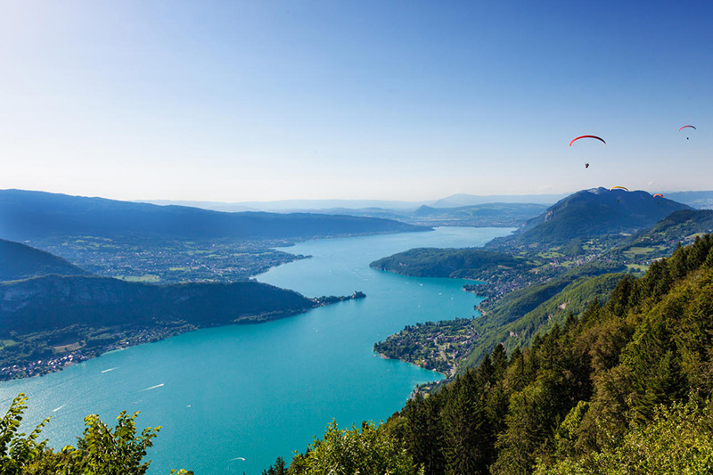 vue aérienne du lac d'Annecy